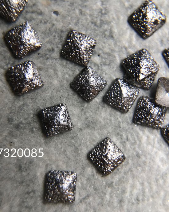 Полусферы квадр. черное серебро 2х2 мм